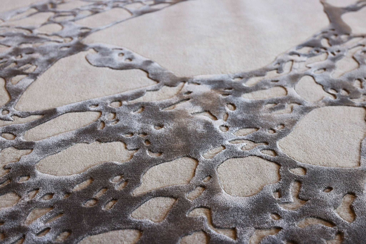 Arabescato (Grey) Carpet - Hand Carded Semi-Worsted New Zealand Wool and Bamboo Silk - Zuma UAE 